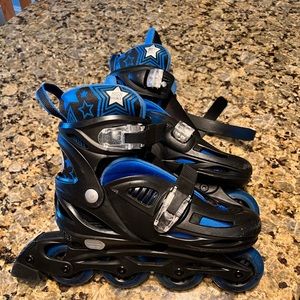 Kid rollerblades. Adjustable size 2-5.